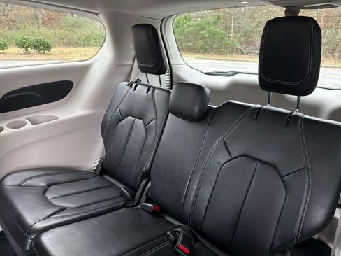 Used 2024 Chrysler Pacifica Touring-L image 7