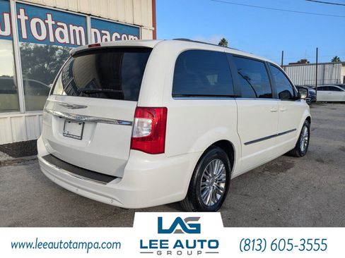 Used 2013 Chrysler Town & Country Touring-L image 4