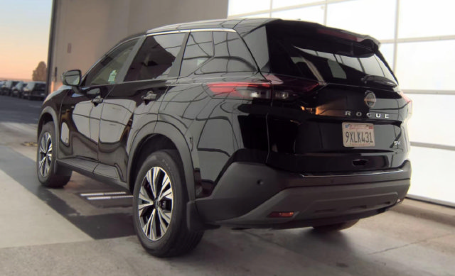 Used 2023 Nissan Rogue SV FWD image 2