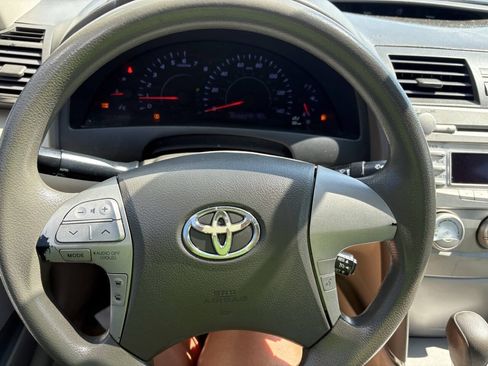 Used 2010 Toyota Camry LE FWD image 24