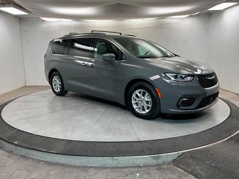 Used 2021 Chrysler Pacifica Touring-L image 7