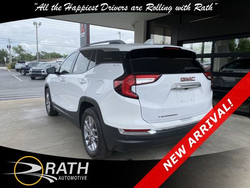 Used 2022 GMC Terrain SLT w/ Tech Package FWD image 8
