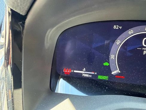 Used 2025 Toyota Camry XLE AWD/4WD image 11