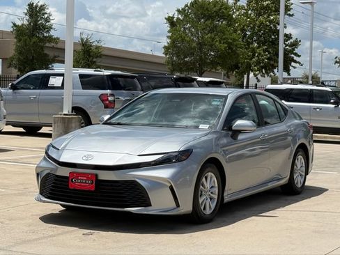 Used 2025 Toyota Camry LE FWD image 7