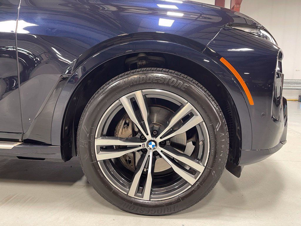 Used 2023 BMW X7 xDrive40i w/ M Sport Package AWD/4WD image 16