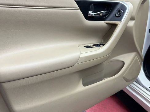 Used 2015 Nissan Altima 2.5 SV w/ Convenience Package FWD image 9
