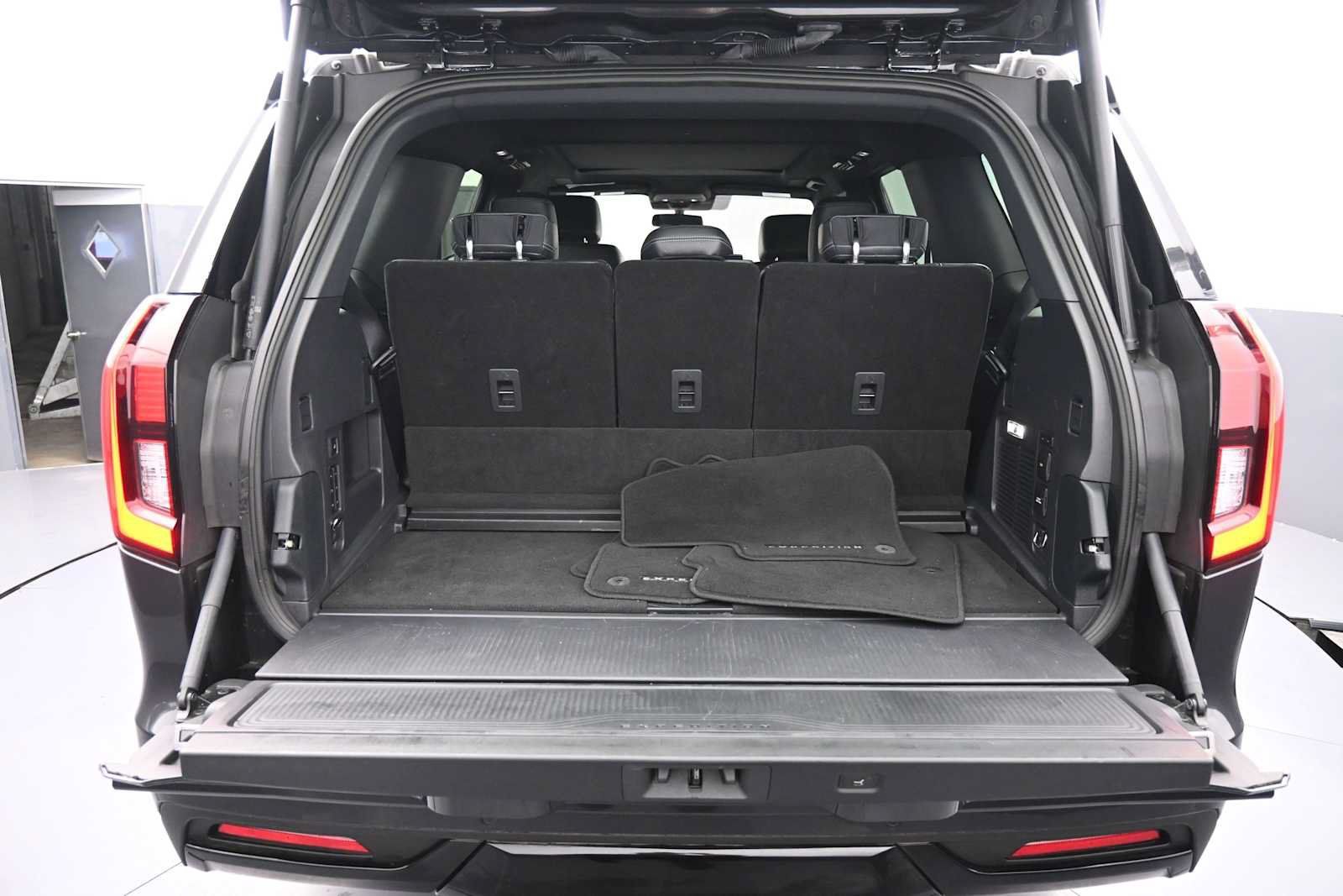 Used 2025 Ford Expedition Platinum w/ Stealth Performance Package AWD/4WD image 29