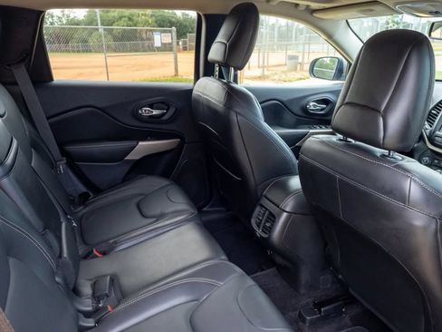 Used 2018 Jeep Cherokee Limited AWD/4WD image 12