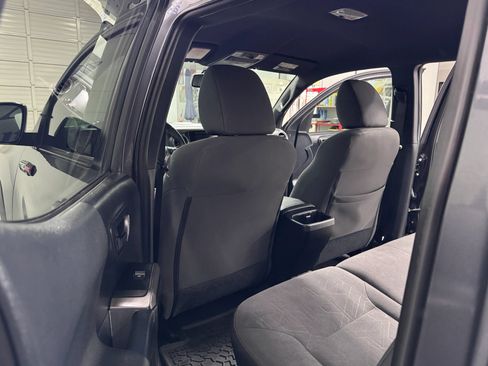 Used 2017 Toyota Tacoma TRD Sport w/ Tow Package AWD/4WD image 25