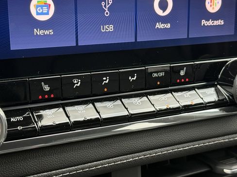 New 2025 Chevrolet Colorado LT w/ LT Convenience Package image 21