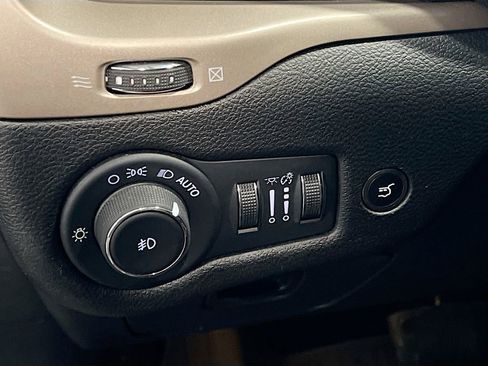 Used 2017 Jeep Cherokee Limited w/ Luxury Group AWD/4WD image 8