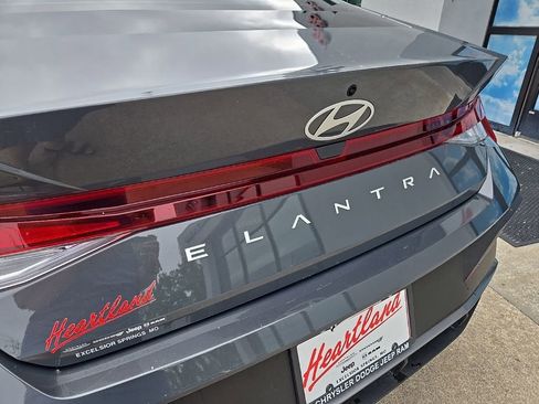 Used 2025 Hyundai Elantra SE FWD image 19