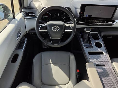 Used 2026 Toyota Sienna XLE FWD image 14
