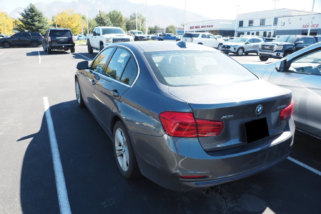 Used 2017 BMW 330i xDrive Sedan AWD/4WD image 3