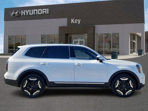 Used 2023 Kia Telluride EX w/ EX Captain's Chair Package AWD/4WD image 3