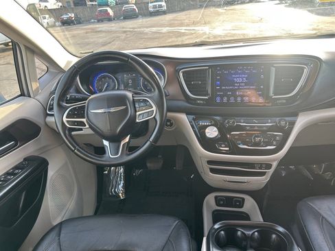 Used 2017 Chrysler Pacifica Touring-L w/ Tire & Wheel Group image 14