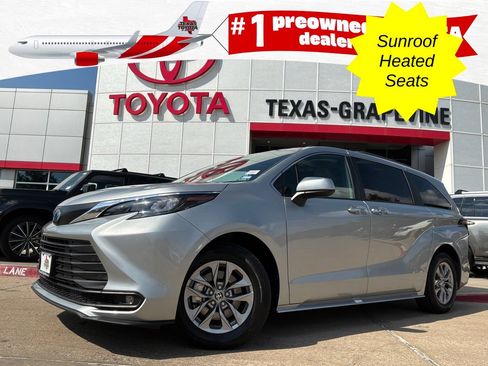 Used 2025 Toyota Sienna XLE FWD image 1