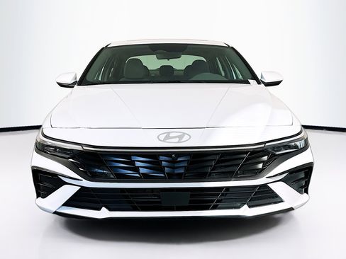 Used 2025 Hyundai Elantra SEL image 2