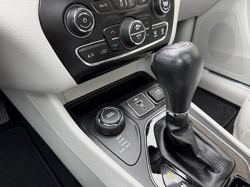 Used 2020 Jeep Cherokee Limited AWD/4WD image 22