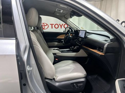 Used 2024 Toyota Grand Highlander AWD image 11