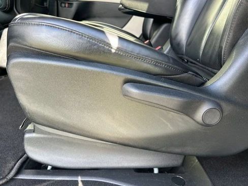 Used 2023 Chrysler Pacifica Touring-L FWD image 38