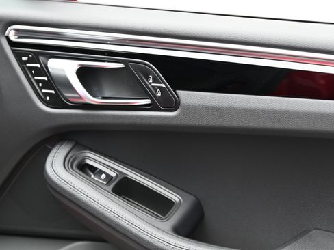 Used 2025 Porsche Macan image 28