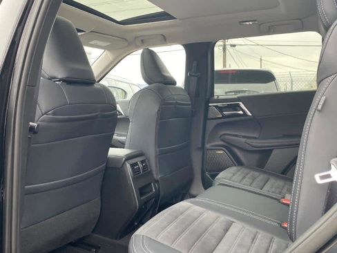 New 2025 Mitsubishi Outlander SE image 11