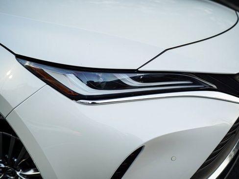 Used 2022 Toyota Venza XLE image 13