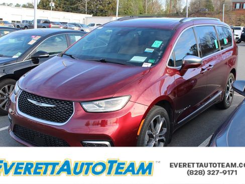 Used 2022 Chrysler Pacifica Pinnacle image 1