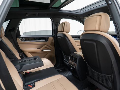 Certified 2024 Porsche Cayenne image 27