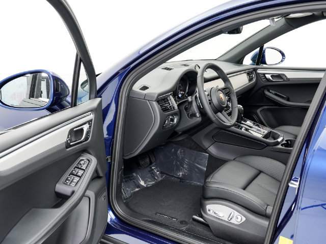 Certified 2026 Porsche Macan AWD/4WD image 6