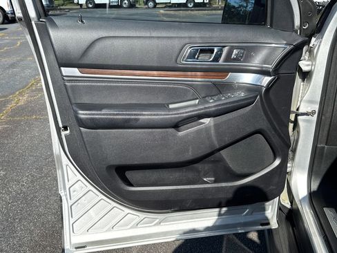 Used 2018 Ford Explorer Limited w/ Equipment Group 301A FWD image 10