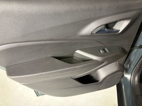 Used 2025 Chevrolet Trax LT FWD image 34