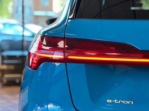 Used 2019 Audi e-tron Prestige w/ Prestige Package image 14