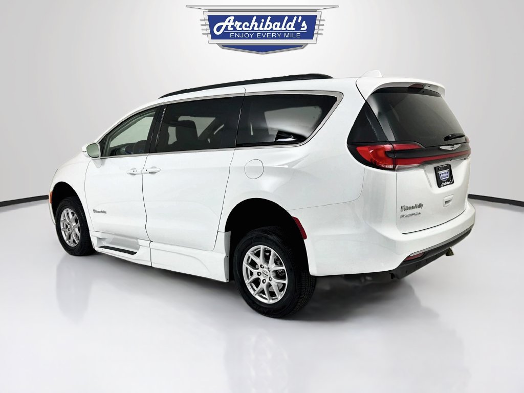 Used 2022 Chrysler Pacifica Touring-L FWD image 6