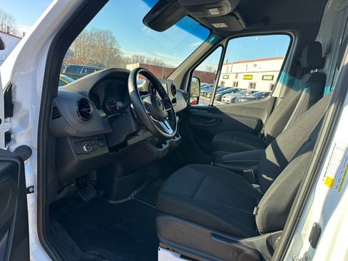 Used 2022 Mercedes-Benz Sprinter 2500 image 9