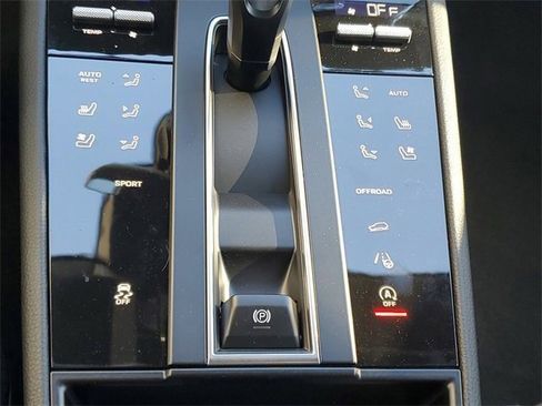 Used 2025 Porsche Macan image 25