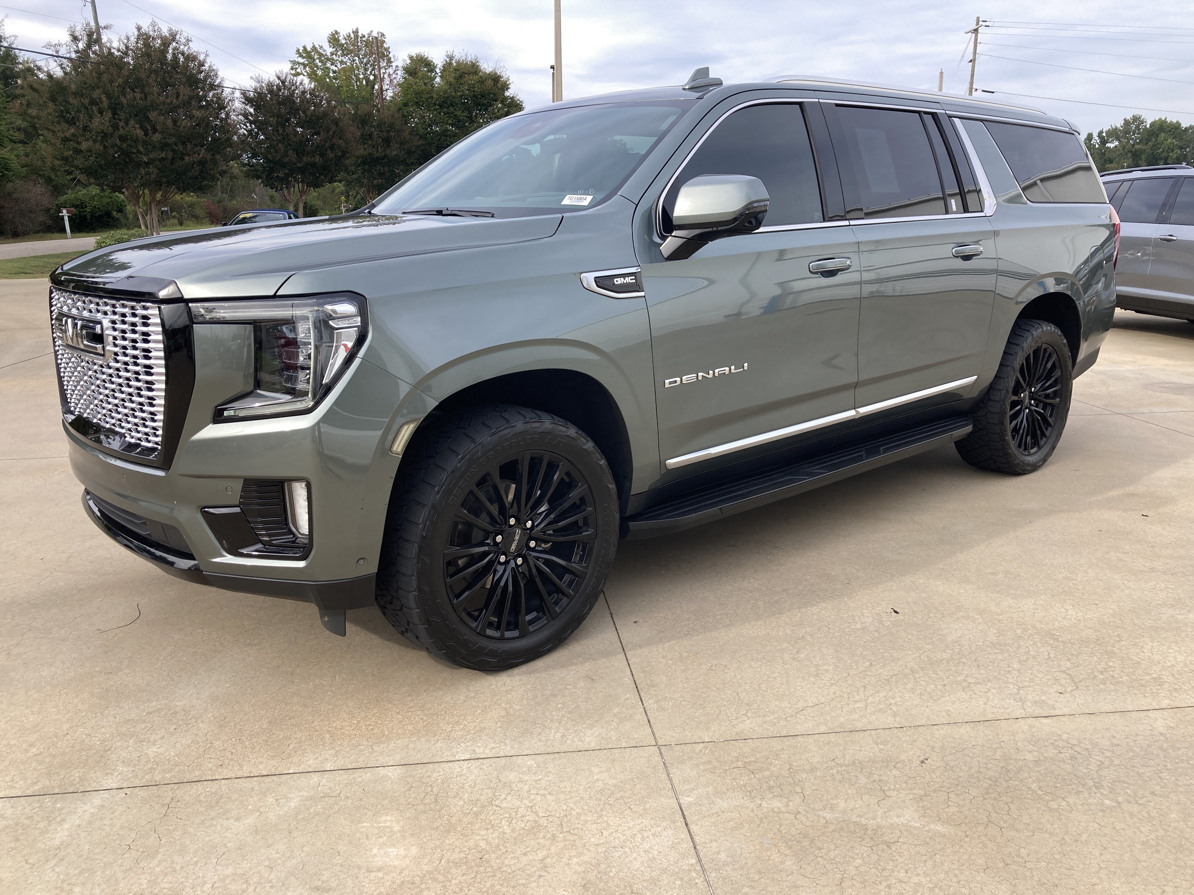 Used 2024 GMC Yukon XL Denali w/ Advanced Technology Package AWD/4WD image 1