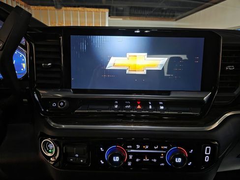 Used 2025 Chevrolet Silverado 2500 LT w/ Convenience Package image 8