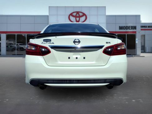 Used 2017 Nissan Altima 2.5 SR w/ Midnight Edition Package FWD image 4