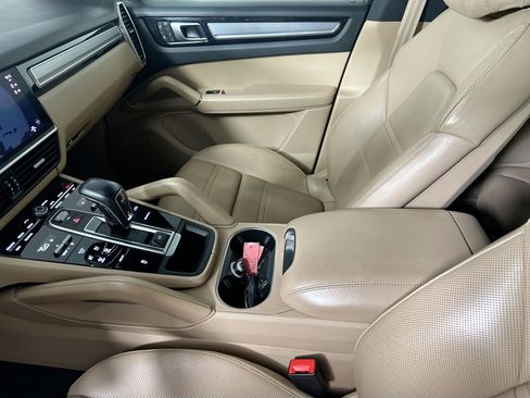 Certified 2023 Porsche Cayenne Platinum Edition image 30