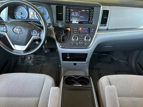 Certified 2018 Toyota Sienna LE w/ Carpet Mat Package FWD image 17