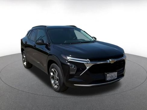 Used 2025 Chevrolet Trax LT w/ LT Convenience Package FWD image 3