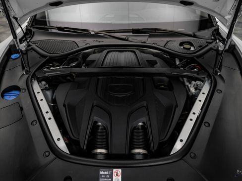 Used 2025 Porsche Panamera w/ Premium Package image 3