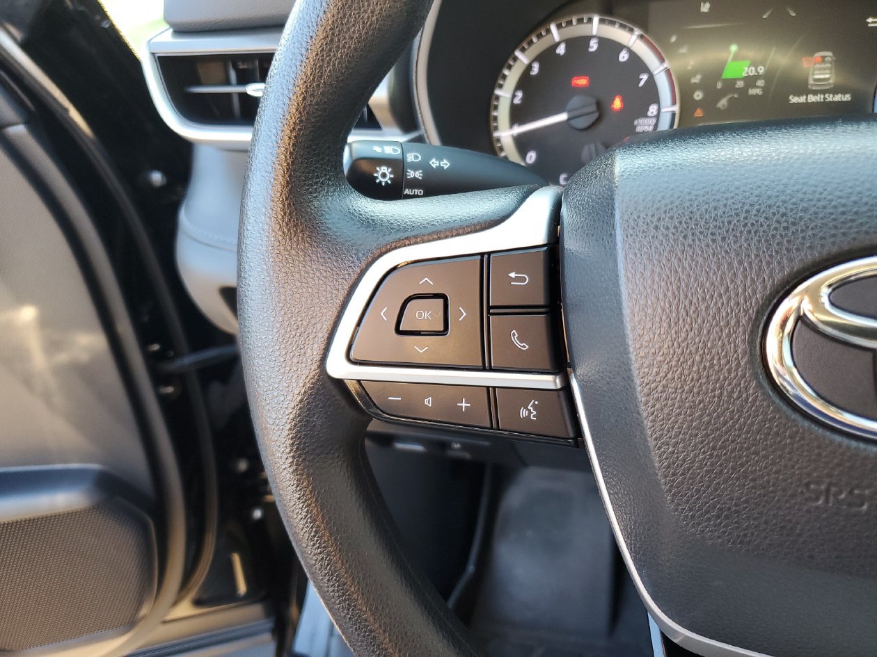 Used 2023 Toyota Highlander L FWD image 27
