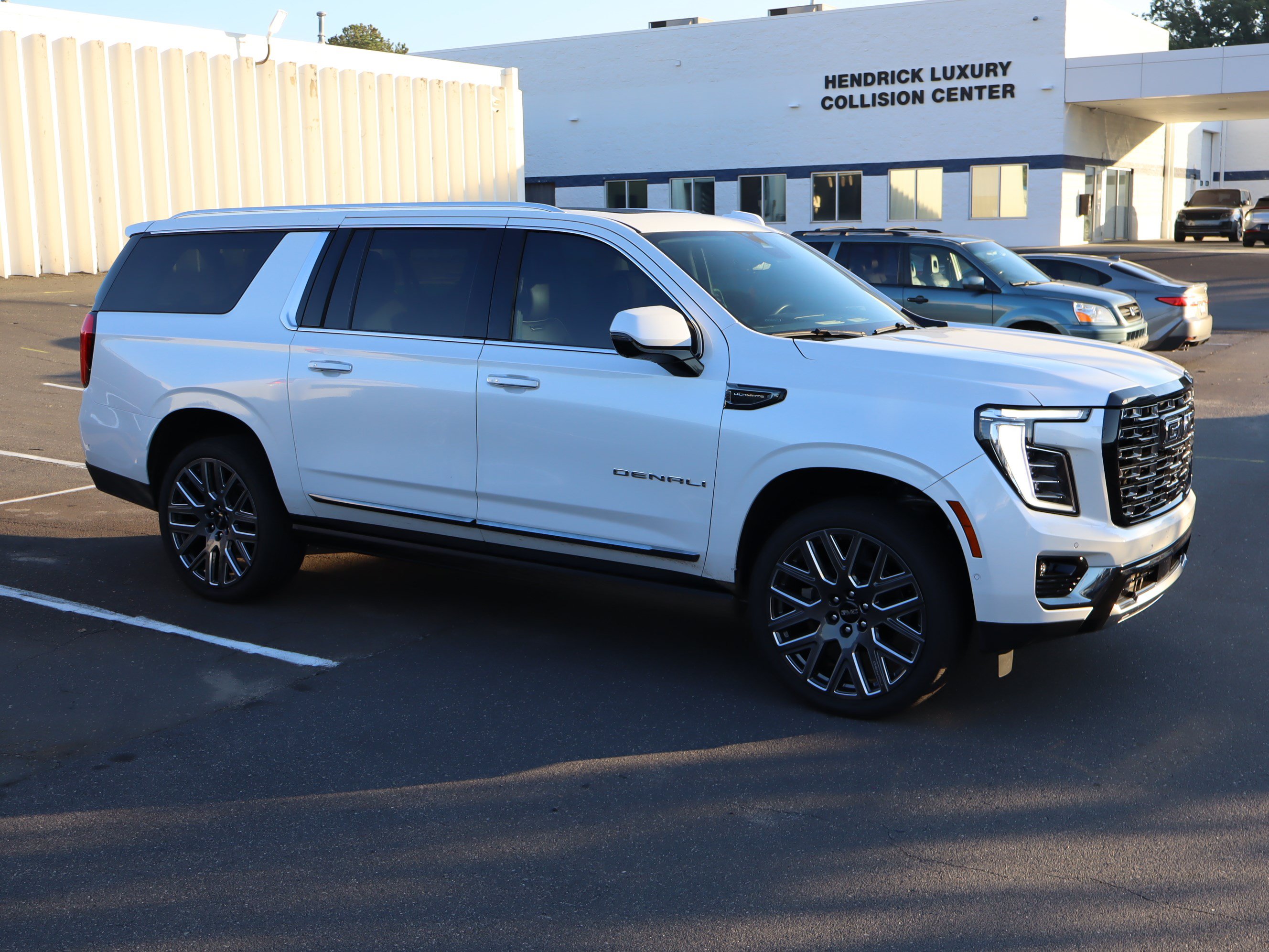 Used 2025 GMC Yukon XL Denali Ultimate AWD/4WD image 13