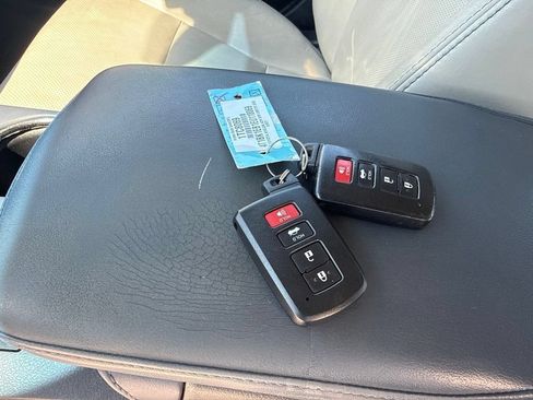 Used 2014 Toyota Avalon Limited FWD image 27