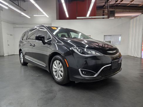Used 2018 Chrysler Pacifica Touring-L FWD image 4
