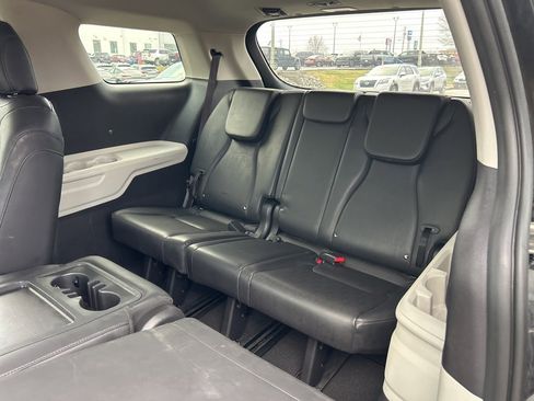 Used 2024 Kia Carnival LX image 9