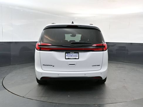 Used 2025 Chrysler Pacifica Limited FWD image 4